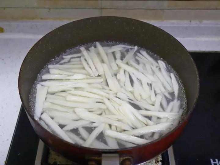 蚝油炒莲藕条 第 3 步