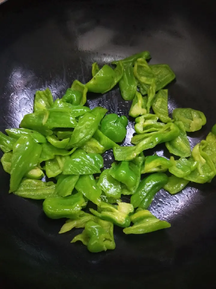 青椒炒肉片与孩儿菜烧腐竹 第 1 步