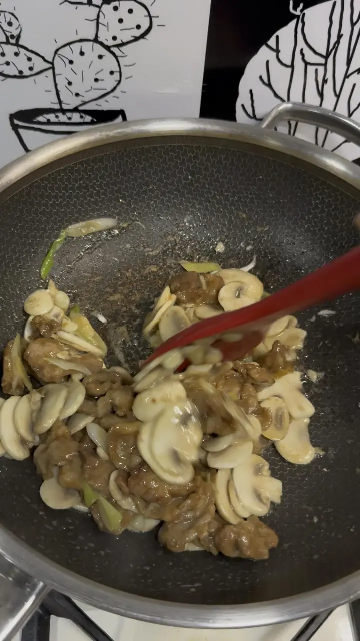 蘑菇炒肉片 第 4 步