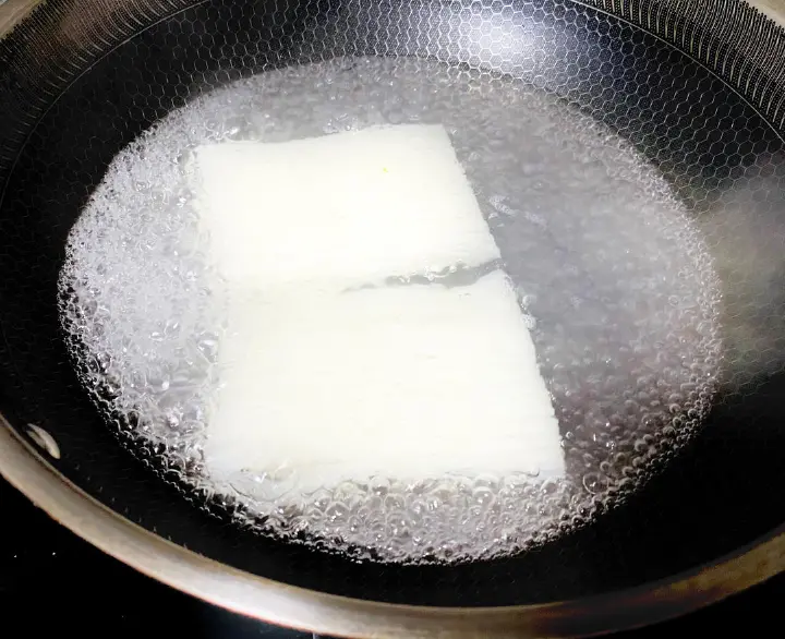 广式鸡蛋午餐肉炒米粉 第 1 步
