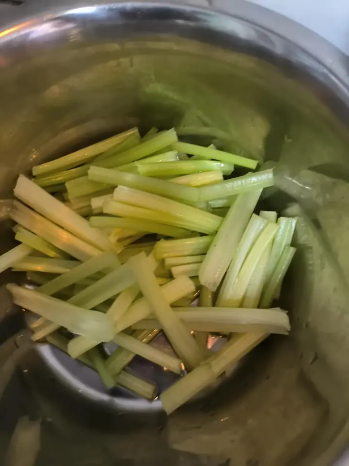 茶树菇炒肉 第 3 步
