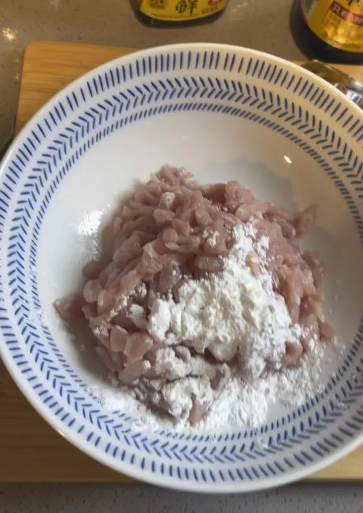 杏鲍菇芹菜炒肉丝 第 1 步