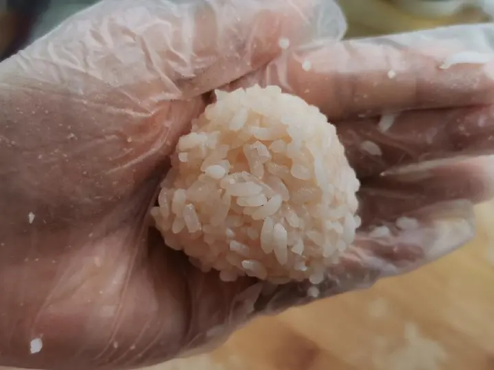 番茄红烩虾仁蛋包饭 第 4 步