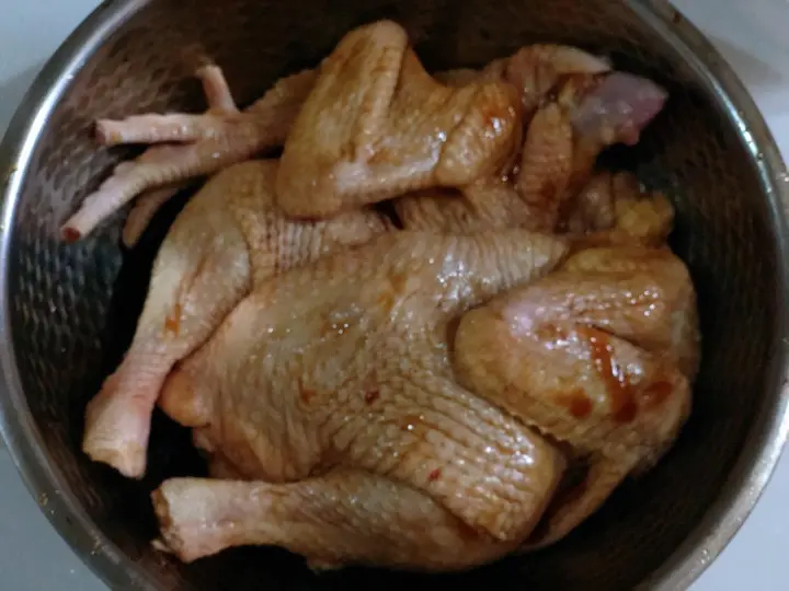 电饭煲焖整鸡 第 3 步