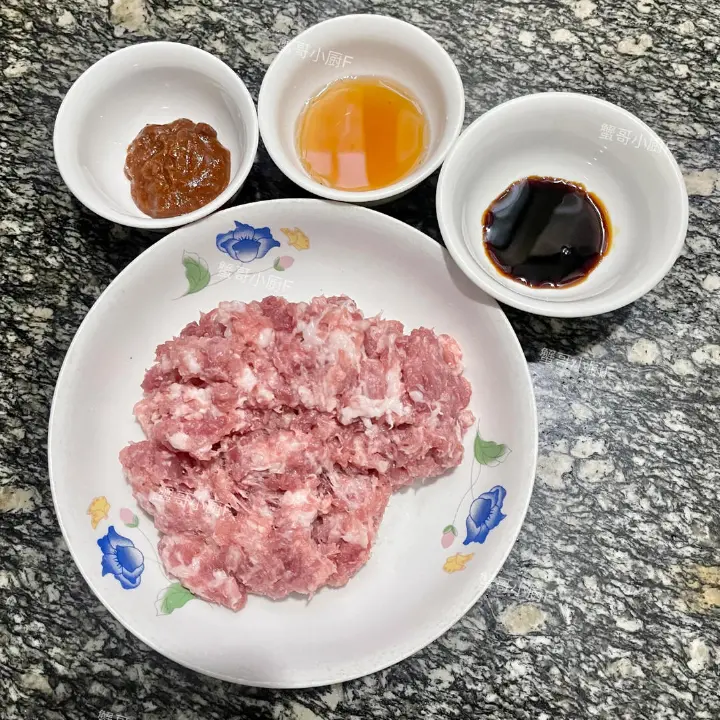 豆瓣酱肉饼蒸蛋 第 1 步