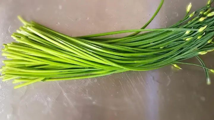 韭菜苔炒鸡蛋 第 1 步