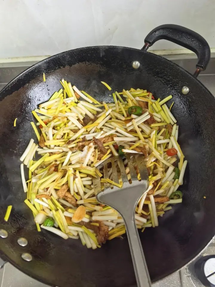 蒜黄炒肉丝 第 3 步