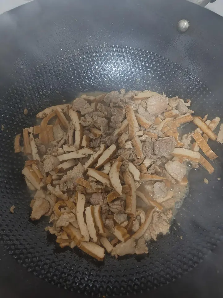 豆干炒肉 第 4 步
