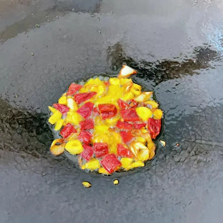 干豆角炒猪皮 第 10 步