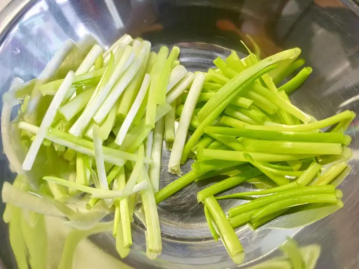 葱油焖鸡 第 2 步