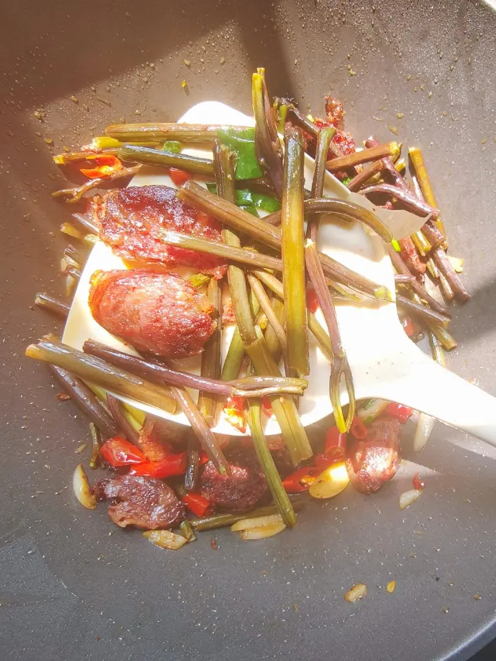 蕨菜炒腊肠 第 13 步