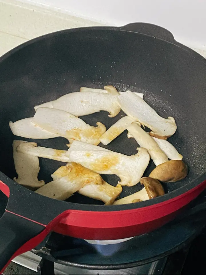 瘦肉杏鲍菇炒荷兰豆 第 8 步