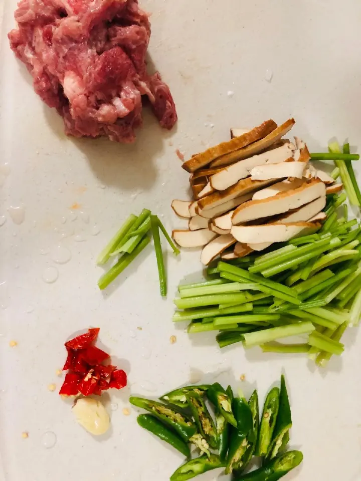 芹菜香干炒肉 第 1 步