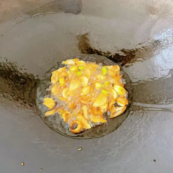炝炒红薯叶茎杆 第 4 步