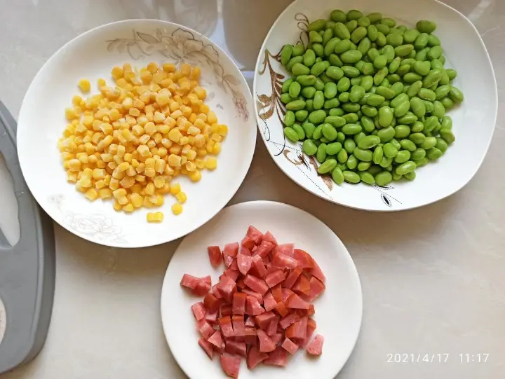 毛豆玉米炒香肠 第 1 步