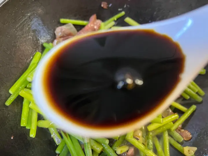蒜苔腊肠焖面 第 7 步
