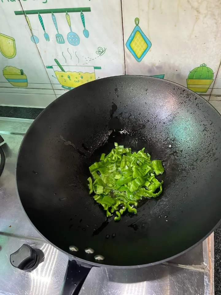 薄皮椒炒鸡蛋 第 4 步