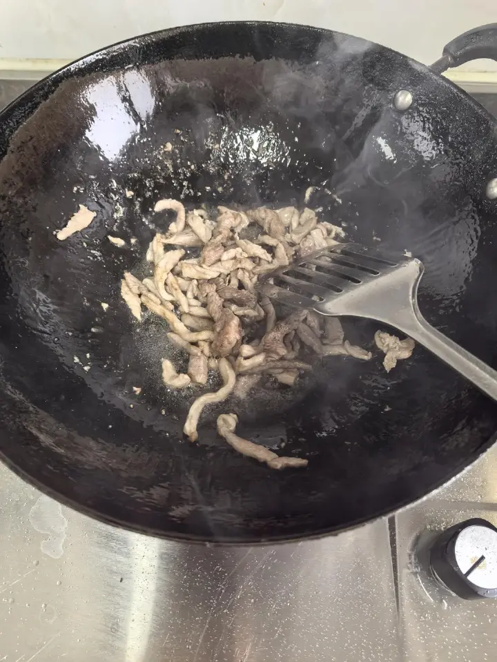 蒜黄炒肉丝 第 1 步