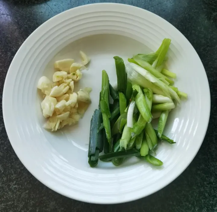 五花肉炒蒜苗 第 3 步