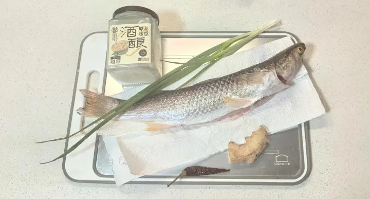 酒酿红烧鲻鱼 第 1 步