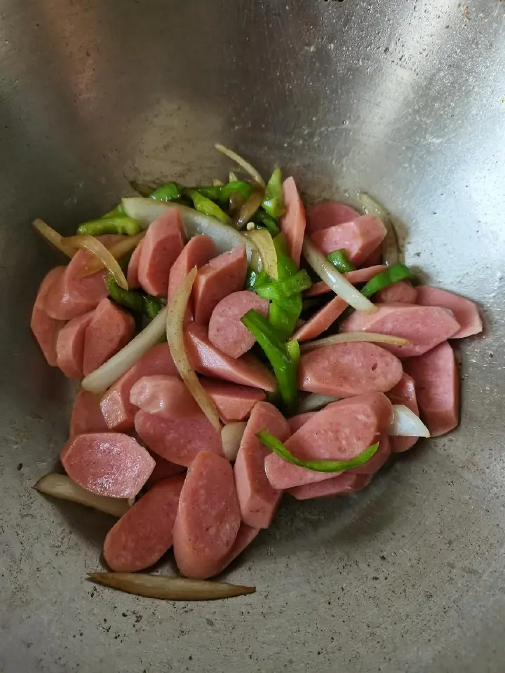 黑椒香肠炒青椒 第 3 步