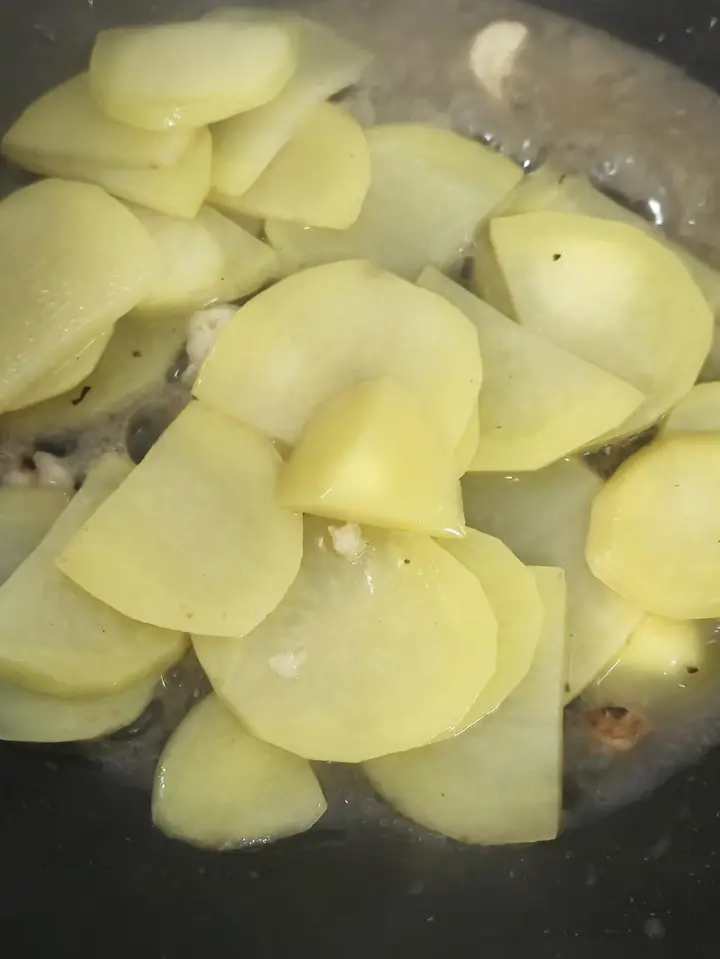 紫苏炒土豆片 第 4 步
