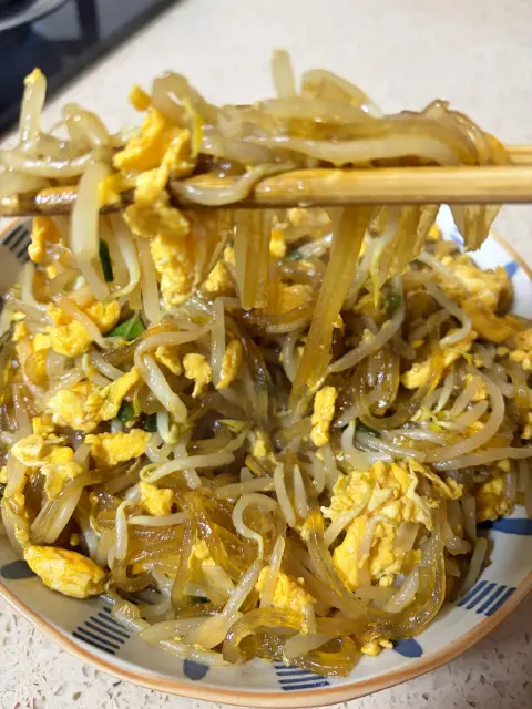 绿豆芽粉条炒鸡蛋