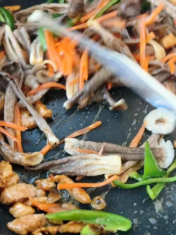鹿茸菇炒肉 第 3 步