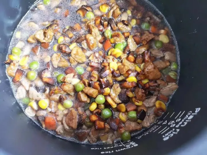 香肠香菇焖饭 第 4 步