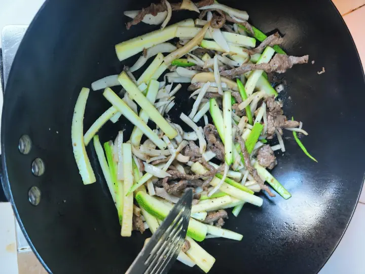 牛肉炒杏鲍菇西葫芦 第 13 步