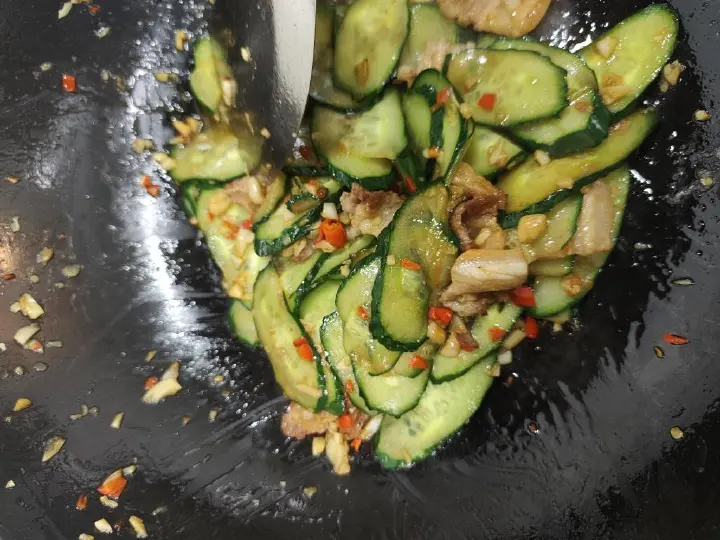 五花肉炒黄瓜 第 6 步