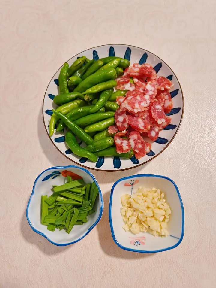 豆豉腊肠炒樟树港辣椒 第 2 步