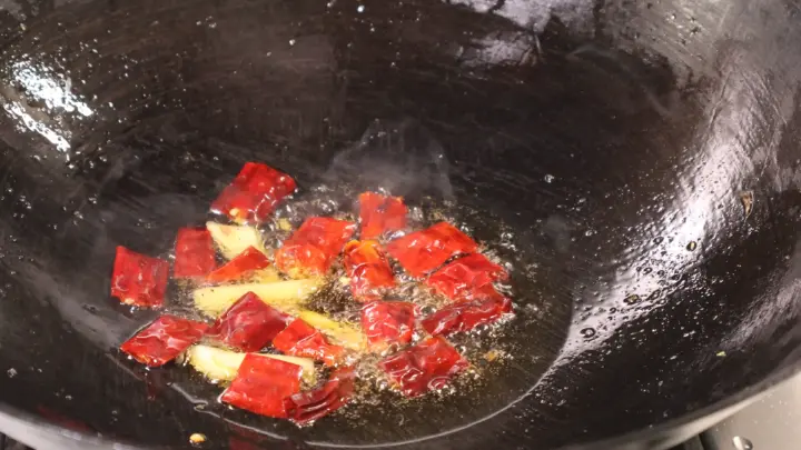 红菜苔炒腊肉 第 5 步