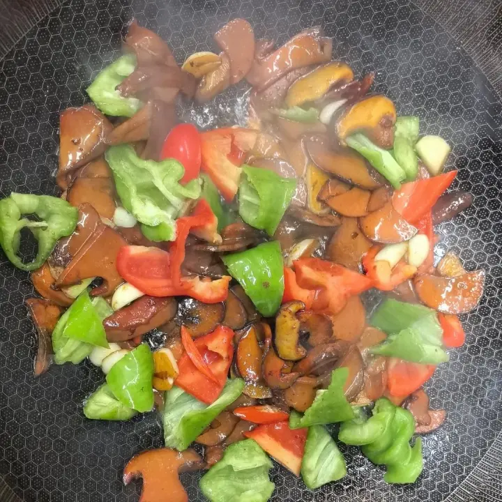牛肝菌炒腊肉 第 5 步