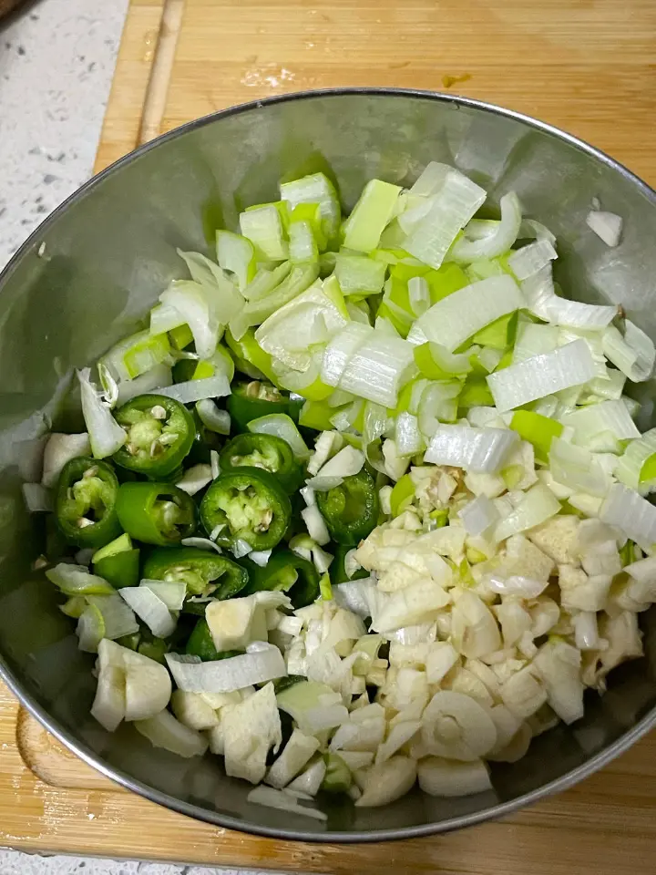 酸菜炒粉皮 第 1 步