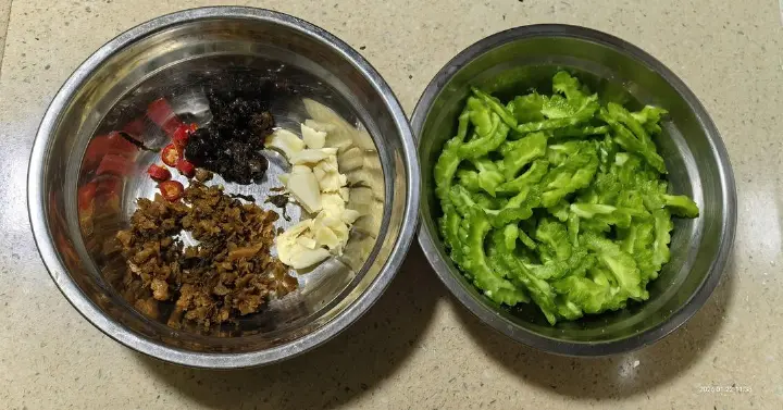 豆豉苦瓜炒下饭菜 第 1 步