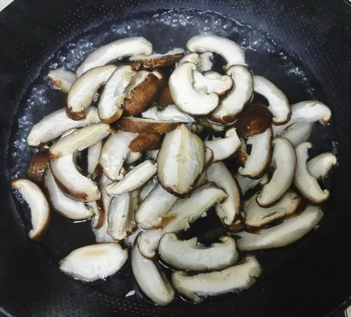 葱烧香菇 第 4 步
