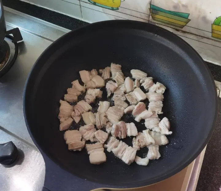 酸菜炖五花肉 第 4 步