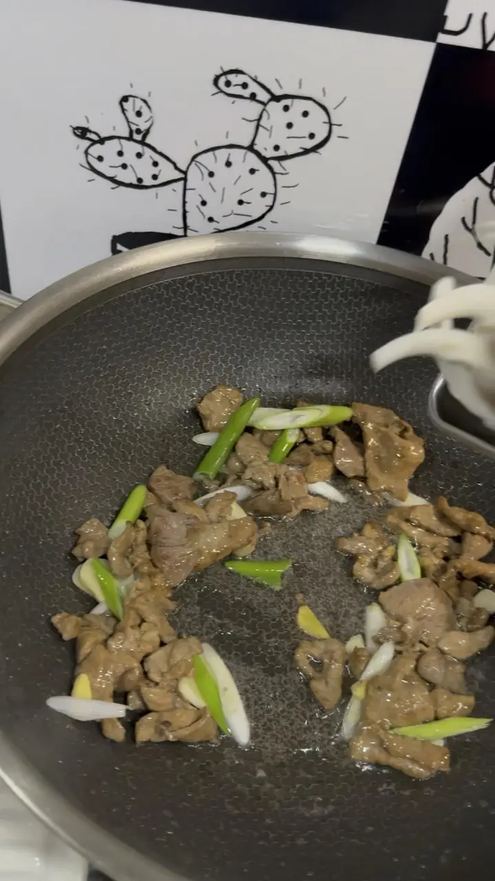 秀珍菇炒肉片 第 3 步