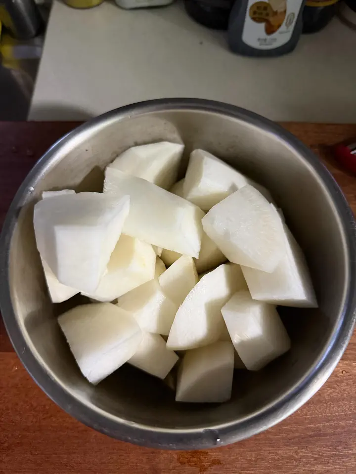鲍汁烧萝卜 第 1 步