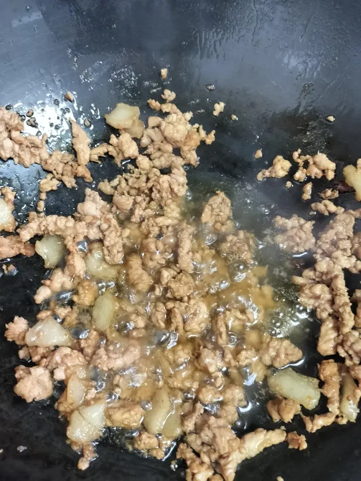 肉末香干炒毛豆 第 4 步