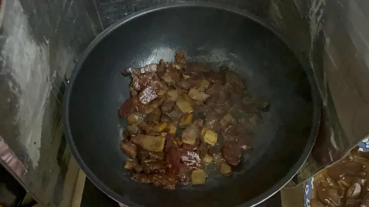 青椒牛肝菌炒腊肉 第 12 步