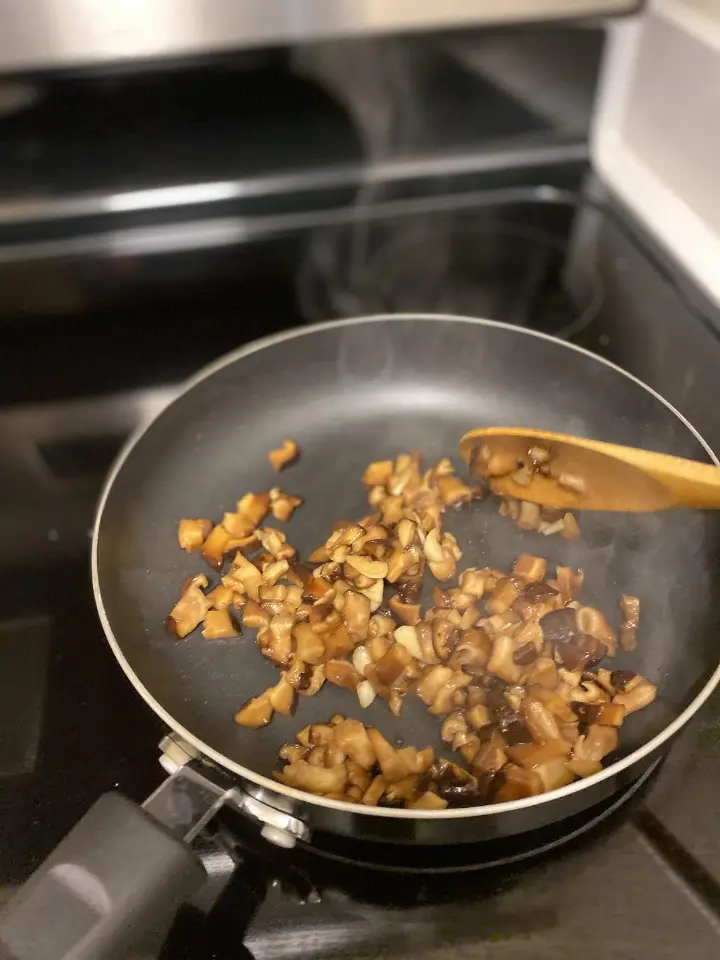 香菇三文鱼焖饭 第 5 步