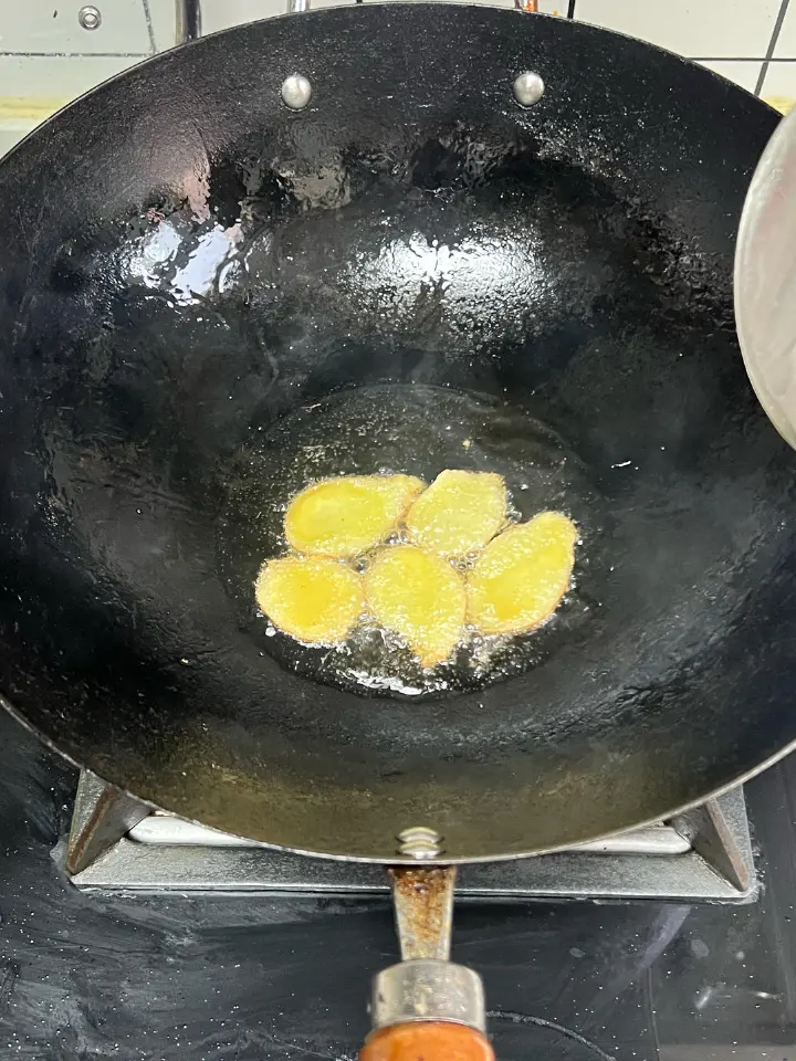 榛蘑土豆青椒炒鸡块 第 1 步