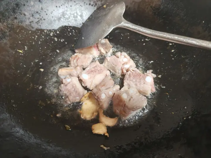 酸菜粉丝炖排骨 第 2 步