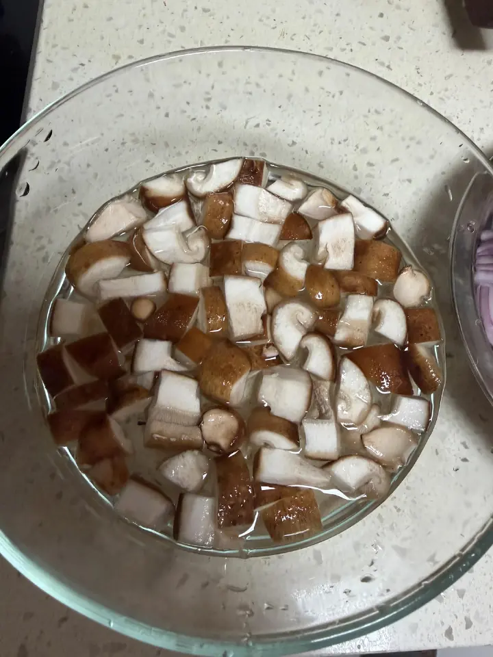 香菇卤鸡腿饭 第 2 步