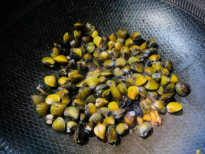 姜葱炒黄沙蚬 第 3 步