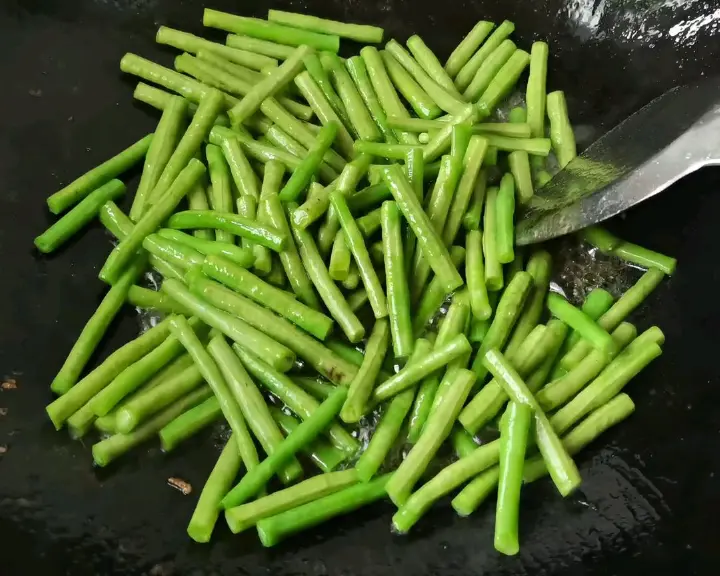 腊肠炒豆角 第 2 步