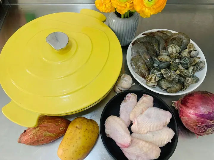 鸡翅海鲜香薯煲 第 1 步