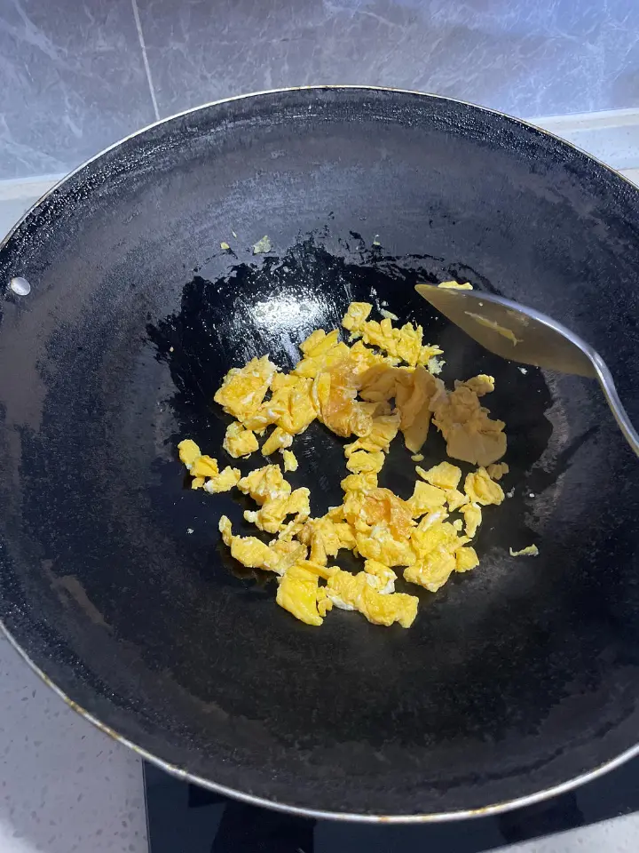 鸡蛋香肠炒黄瓜 第 2 步